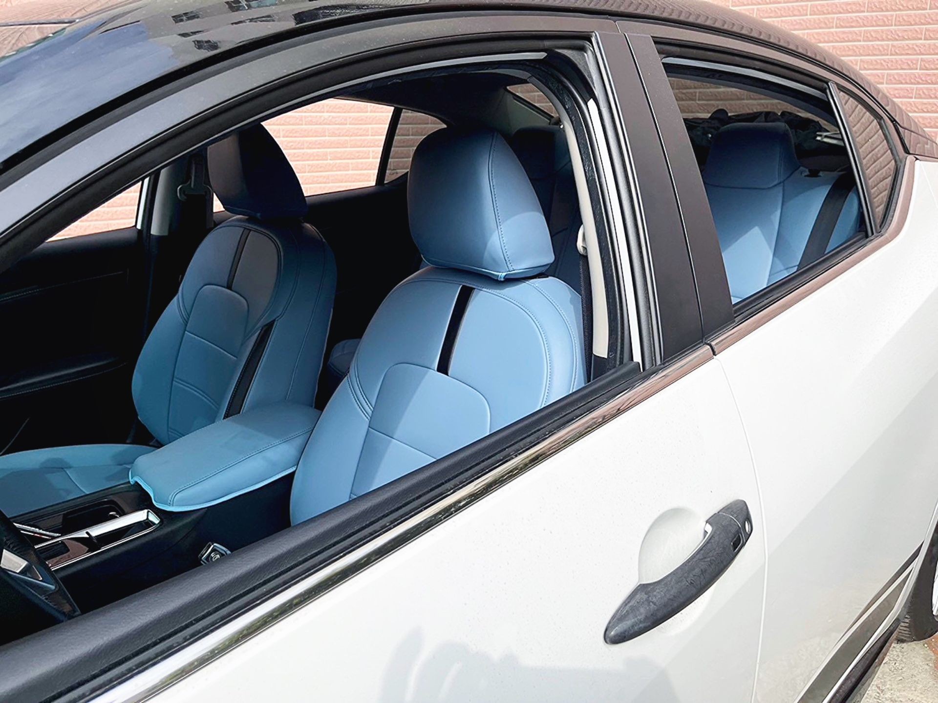sentra汽車椅套，sentra訂製汽車座椅套，2021年Nissan Sentra訂製設計汽車座椅套與6D腳墊改裝案例，冰海藍與曜夜黑Nappa皮革搭配銀河灰縫線，展現現代奢華的海洋風格內裝設計。