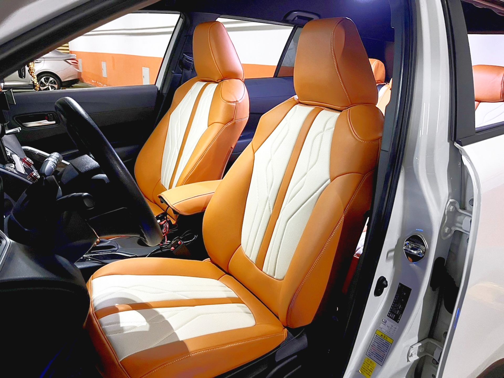 2023年Toyota Corolla Cross椅套設計與改裝案例，採用星焰棕和極光白撞色的Nappa皮革，為跨界休旅增添獨特的個性與探險精神